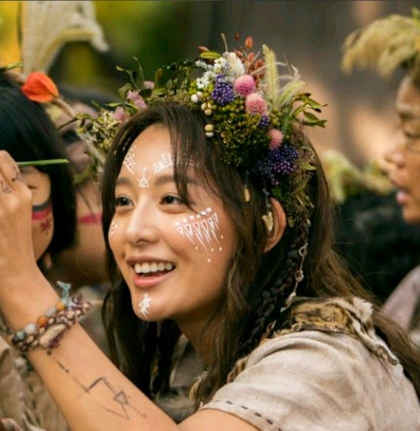 9 Pesona Kim Ji-won jadi suku primitif, cantiknya nggak luntur