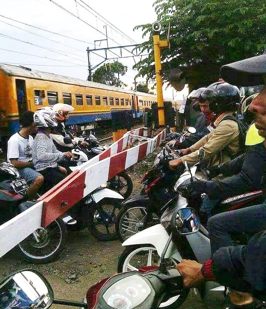 10 Kelakuan pengendara di perlintasan kereta api, bikin tepuk jidat