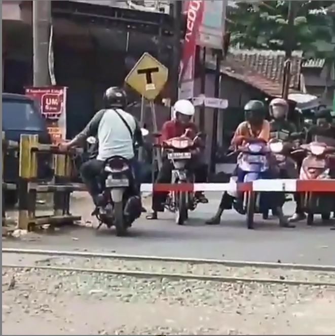 10 Kelakuan pengendara di perlintasan kereta api, bikin tepuk jidat