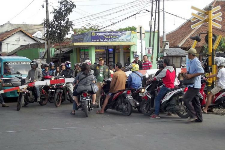 10 Kelakuan pengendara di perlintasan kereta api, bikin tepuk jidat