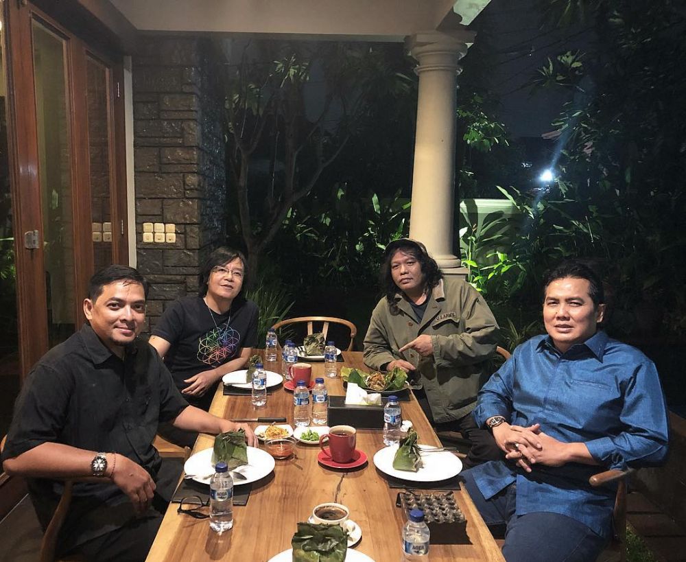 9 Potret rumah Ari Lasso, ruang keluarganya keren dan cozy