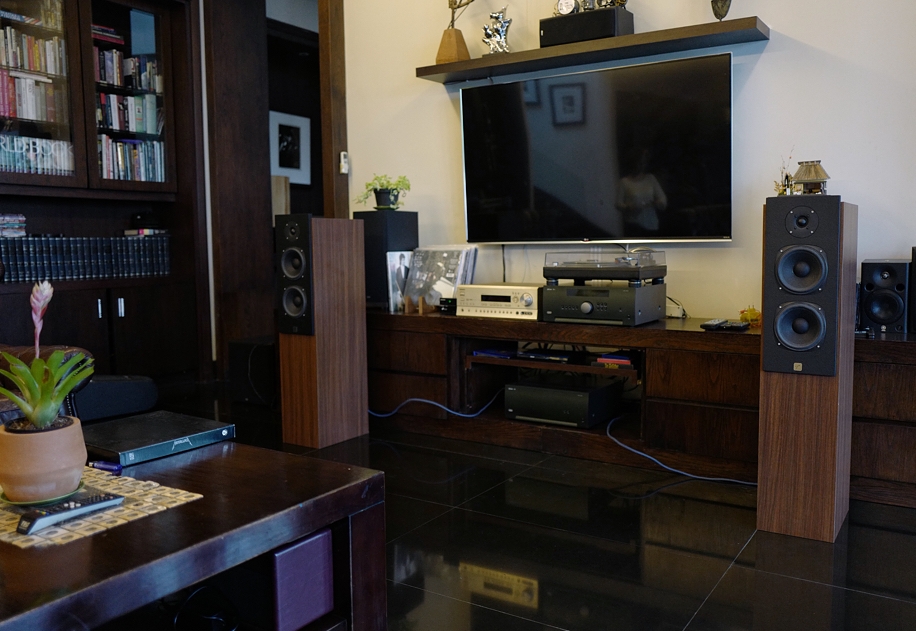 9 Potret rumah Ari Lasso, ruang keluarganya keren dan cozy