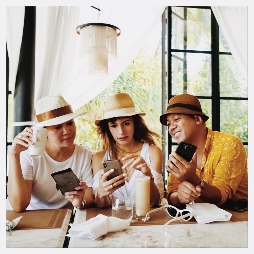 11 Potret liburan Maia Estianty & suami di Maldives, mesra abis