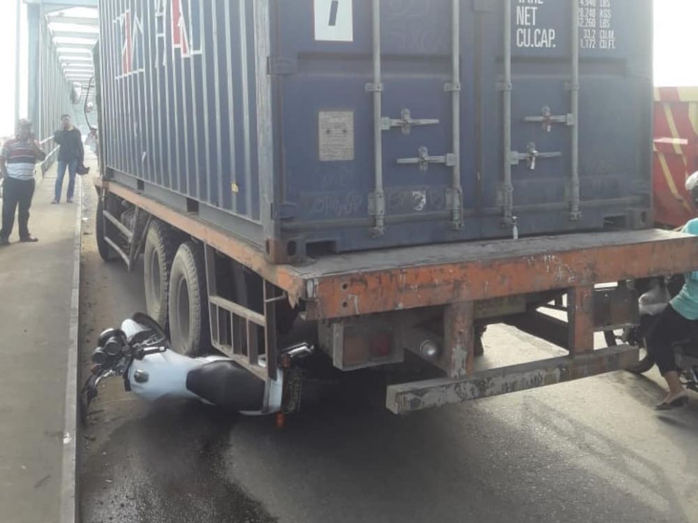 Aksi heroik polisi korbankan motornya untuk tahan truk rem blong