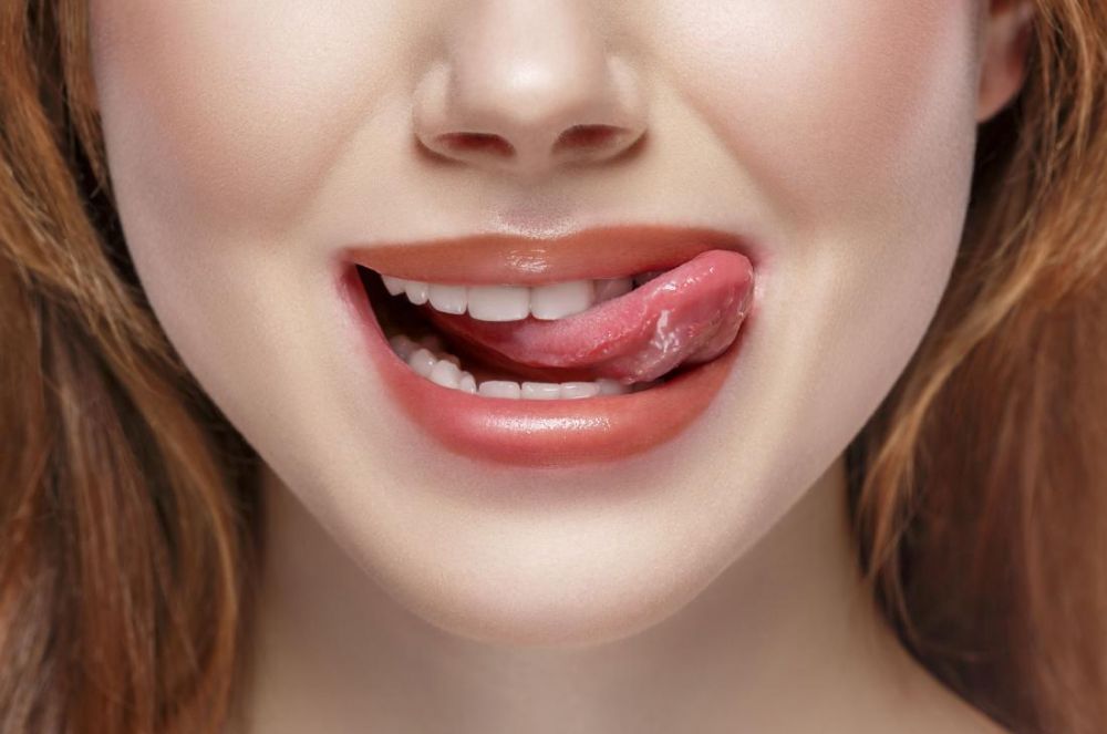 8 Cara mencegah bibir kering selama puasa, mudah & praktis