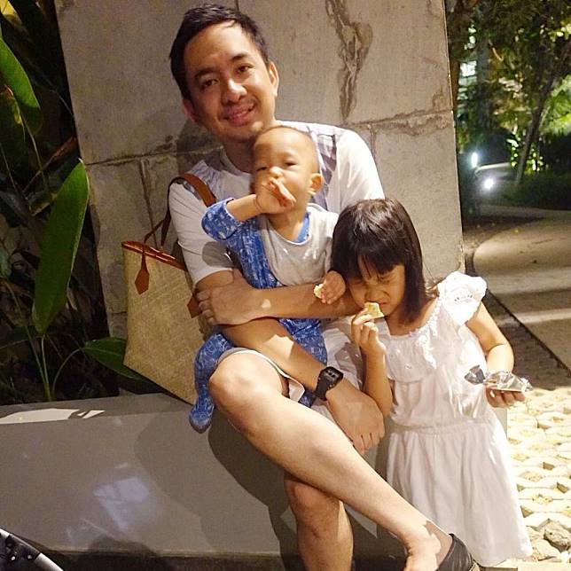 6 Suami seleb ini tak segan bawakan tas istrinya, nggak gengsi