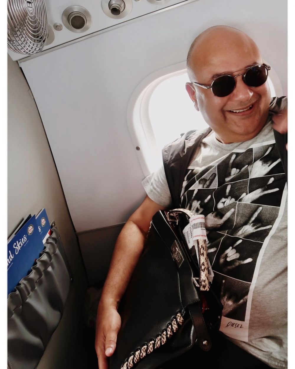 6 Suami seleb ini tak segan bawakan tas istrinya, nggak gengsi