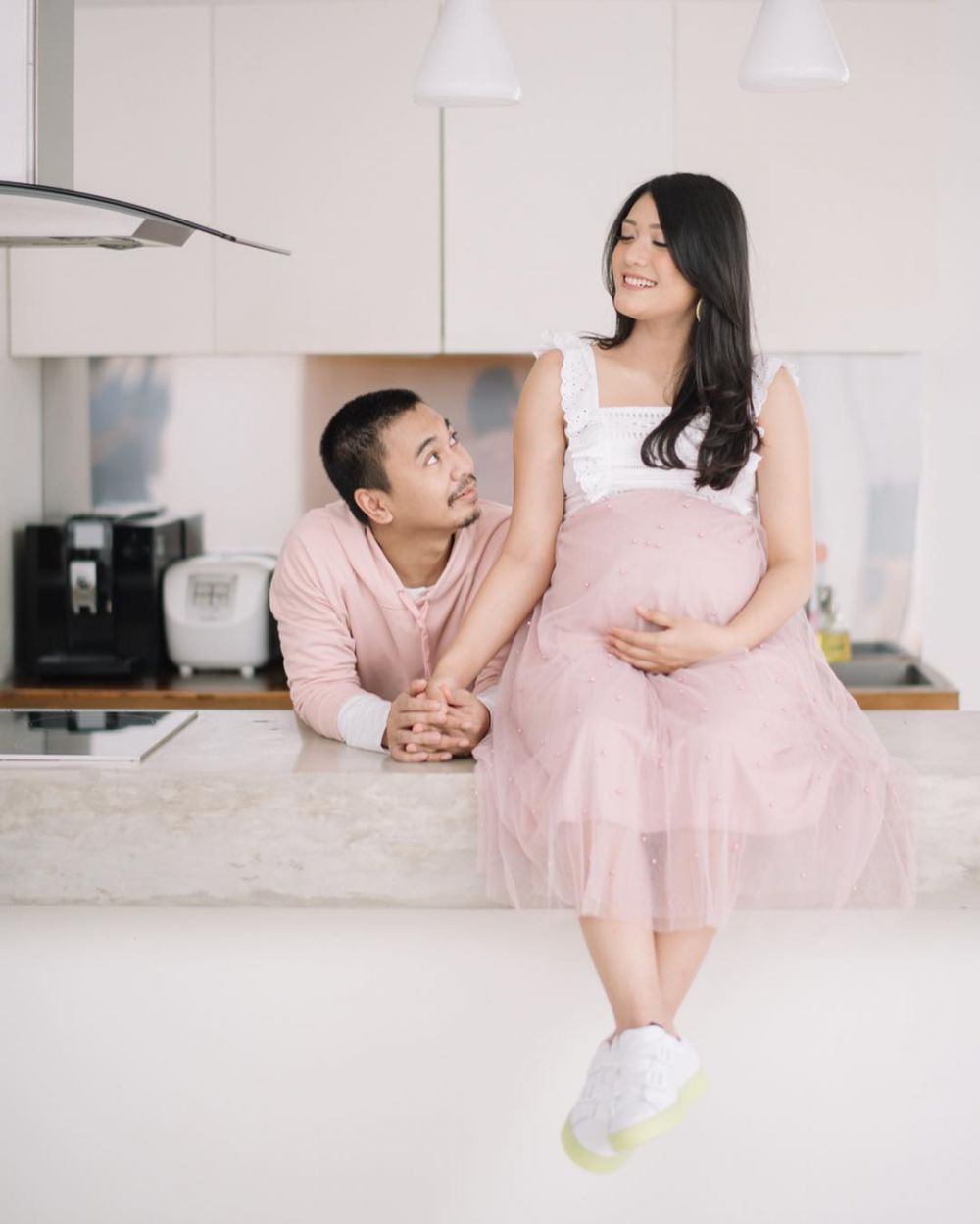 10 Potret maternity Anissa Aziza & Raditya Dika, konsep serba pink