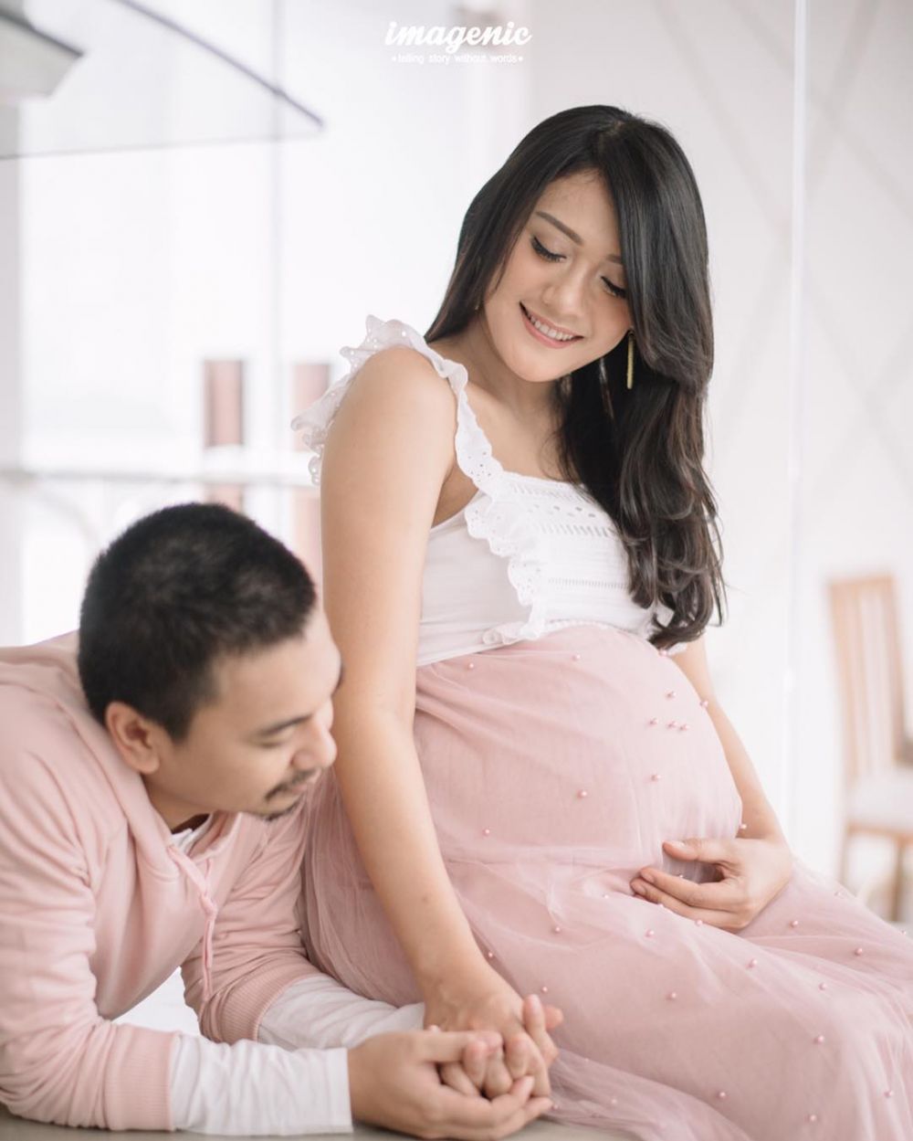 10 Potret maternity Anissa Aziza & Raditya Dika, konsep serba pink