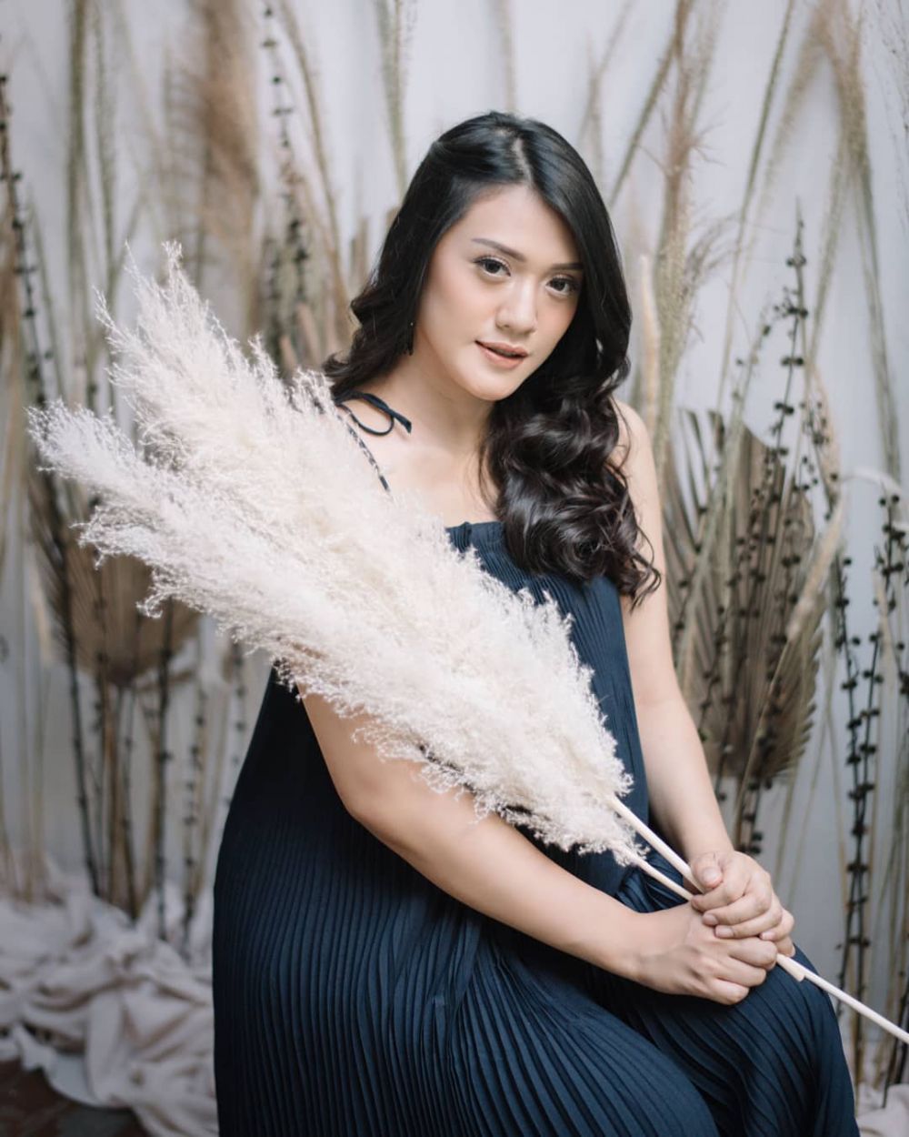 10 Potret maternity Anissa Aziza & Raditya Dika, konsep serba pink