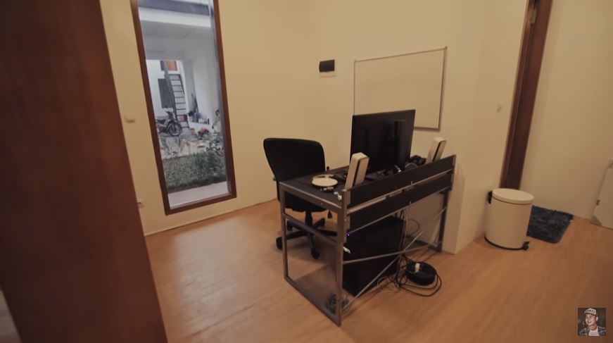 13 Penampakan rumah Raditya Dika, ruang kerjanya cozy abis