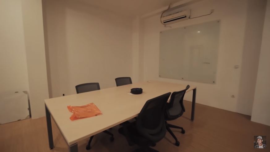 13 Penampakan rumah Raditya Dika, ruang kerjanya cozy abis