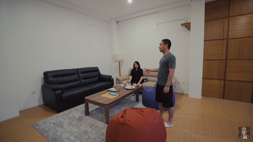 13 Penampakan rumah Raditya Dika, ruang kerjanya cozy abis