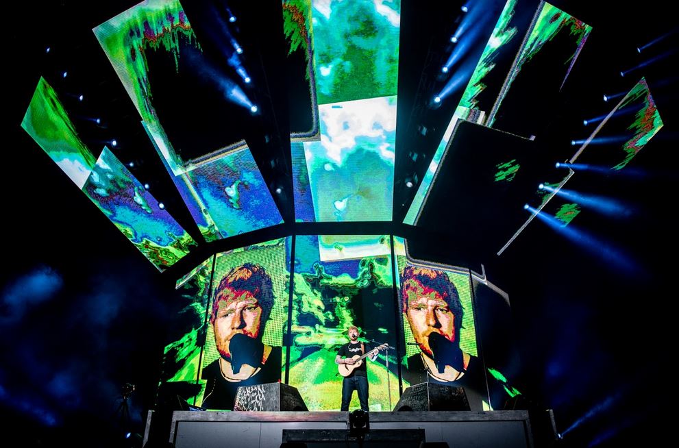 8 Aksi memukau Ed Sheeran hibur penggemarnya di Jakarta