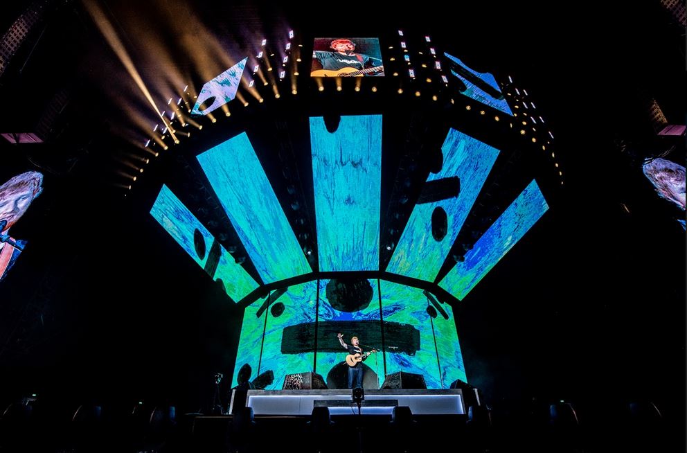 8 Aksi memukau Ed Sheeran hibur penggemarnya di Jakarta