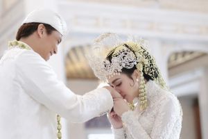 4 Fakta menarik resepsi Syahrini & Reino Barack, undangan via WA