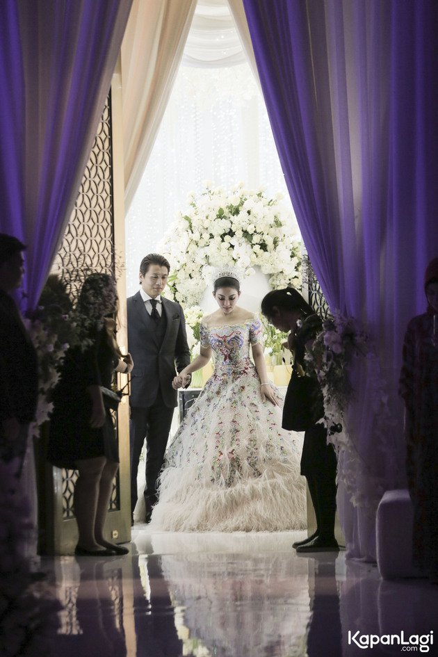 8 Momen romantis Syahrini-Reino Barack di resepsi pernikahannya