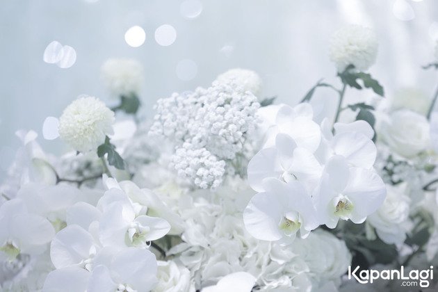 12 Potret dekorasi resepsi Syahrini & Reino Barack, serba putih