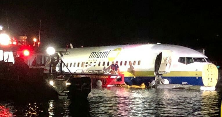 Pesawat Boeing 737 tergelincir masuk ke sungai, ini penampakannya