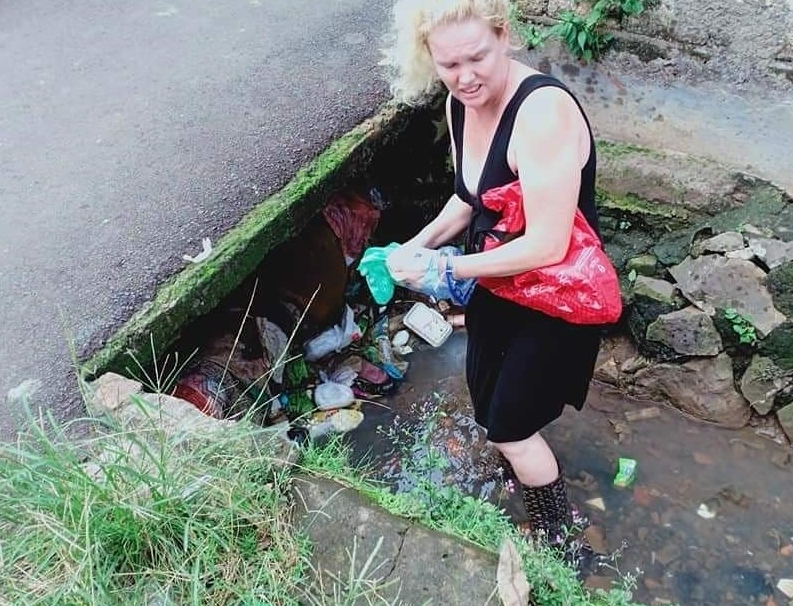 Viral, bule ini bersihkan selokan mampet dengan tangan kosong