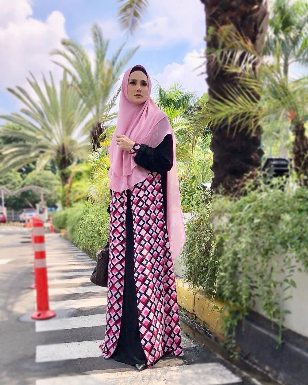 8 Inspirasi gamis pink Mulan Jameela, cocok buat acara bukber