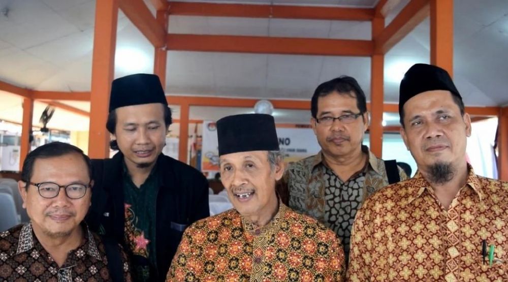 Tanda damai, timses Jokowi dan Prabowo tukar sarung