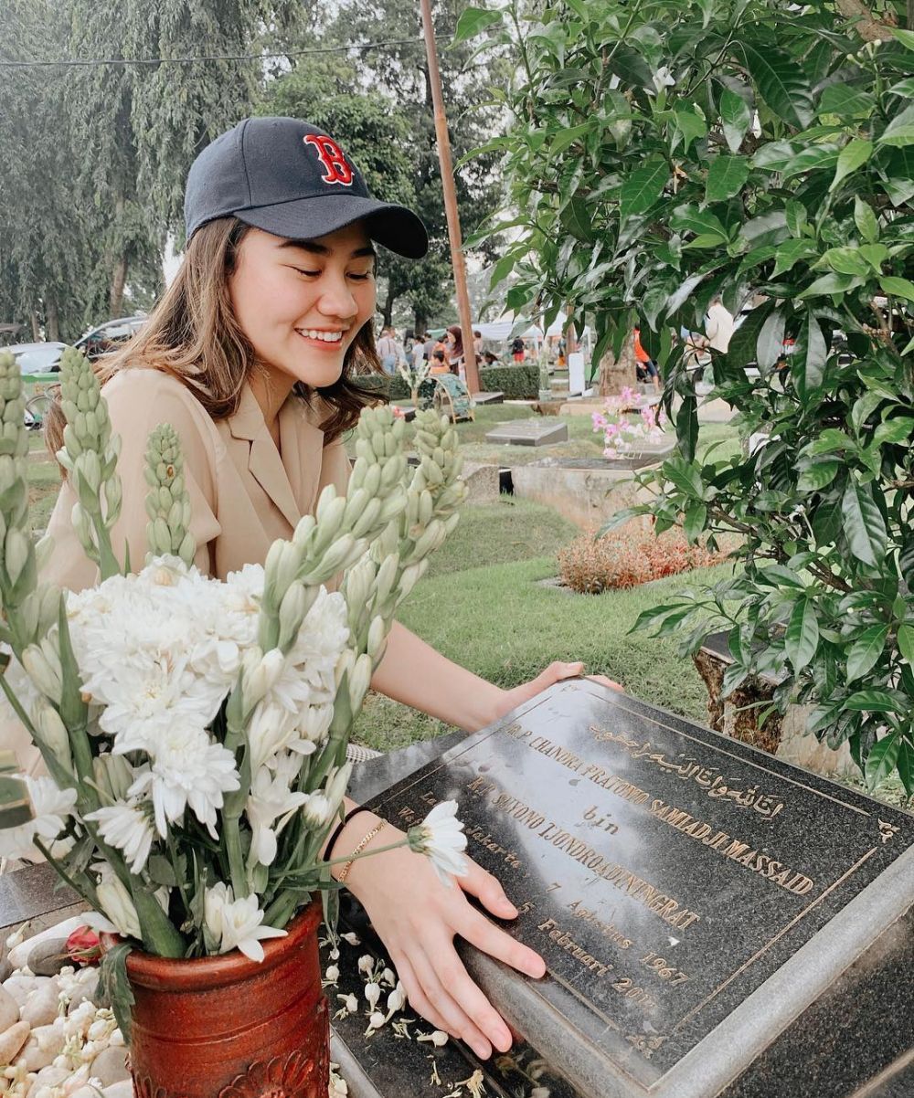 Masuk bulan Ramadan, ini 7 momen seleb ziarah ke makam keluarga