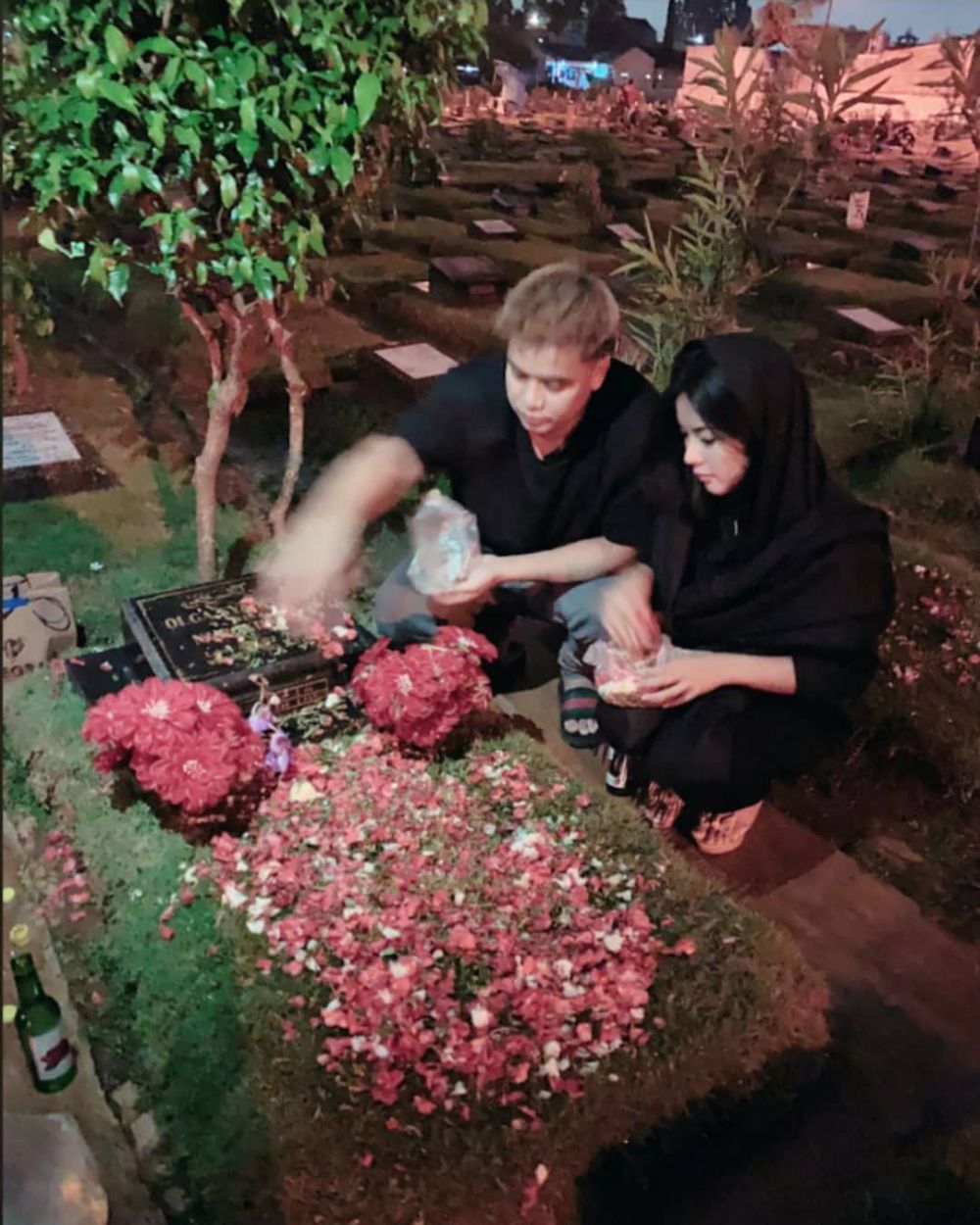 Masuk bulan Ramadan, ini 7 momen seleb ziarah ke makam keluarga