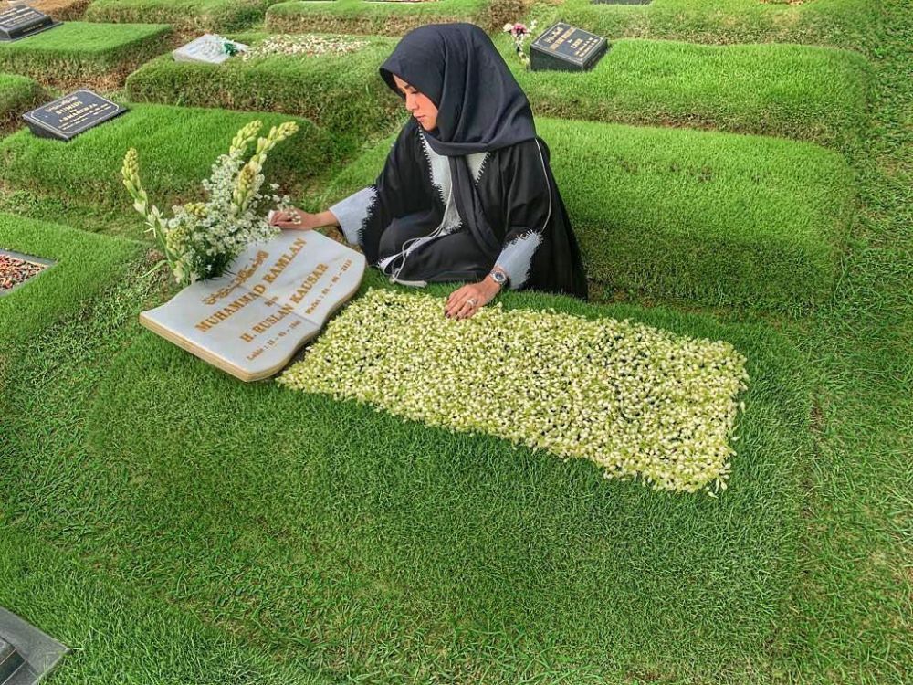 Masuk bulan Ramadan, ini 7 momen seleb ziarah ke makam keluarga