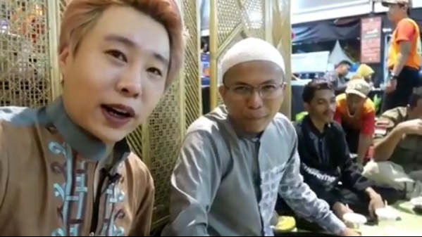 10 Potret Ujung Oppa, YouTuber Korea yang jadi mualaf