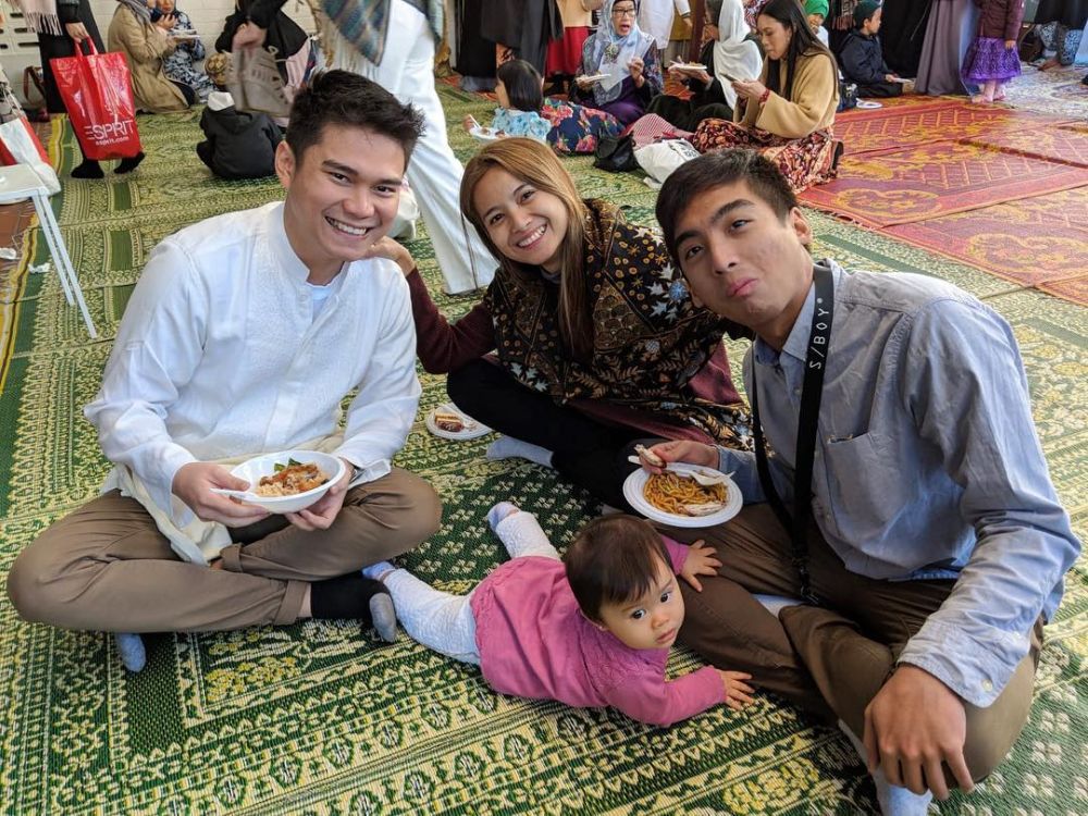 10 Seleb ini jalani ibadah puasa di luar negeri, jauh dari keluarga