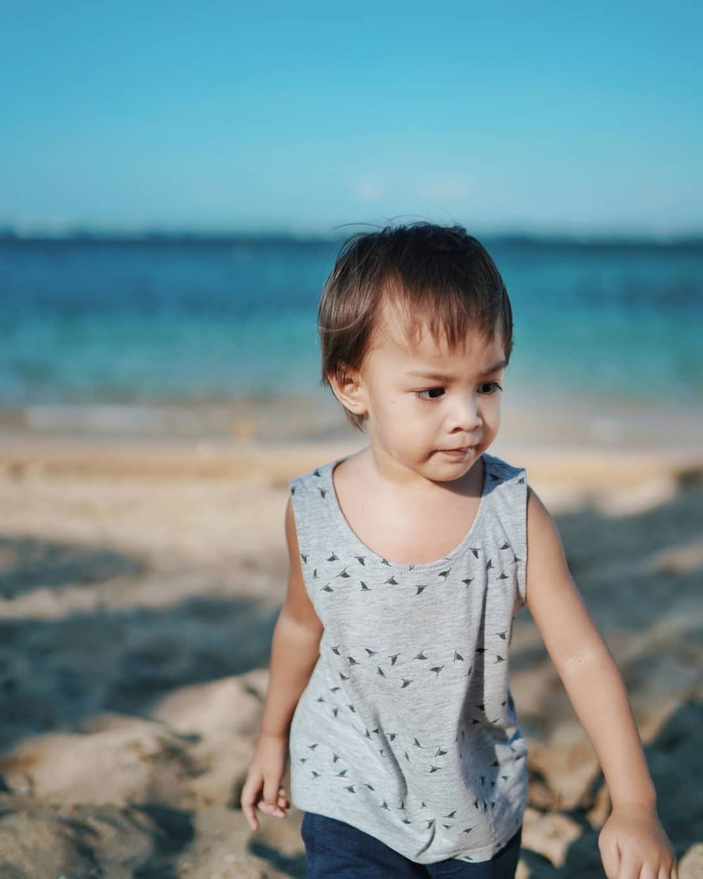 Masih balita, 10 gaya anak seleb saat ke pantai ini stylish abis