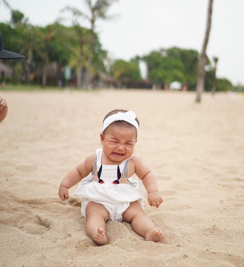 Masih balita, 10 gaya anak seleb saat ke pantai ini stylish abis