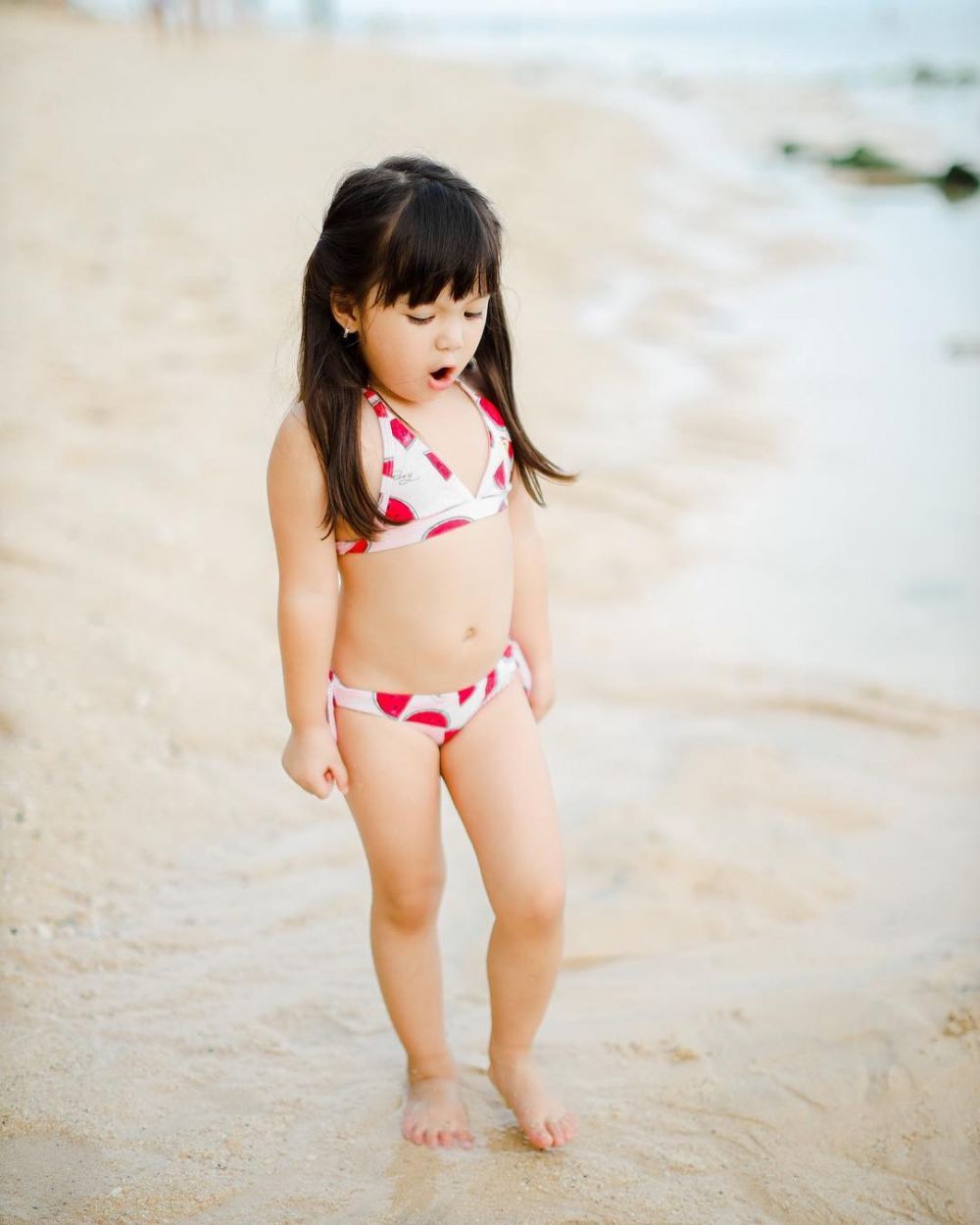 Masih balita, 10 gaya anak seleb saat ke pantai ini stylish abis