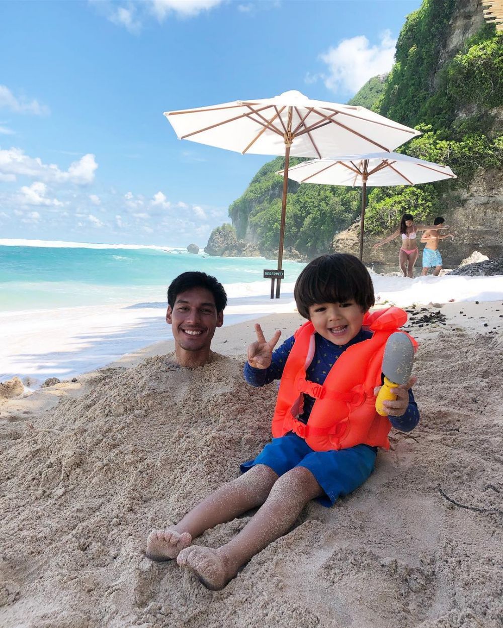 Masih balita, 10 gaya anak seleb saat ke pantai ini stylish abis