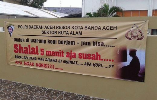 9 Spanduk pengumuman lucu ini sentil yang malas ibadah Ramadan