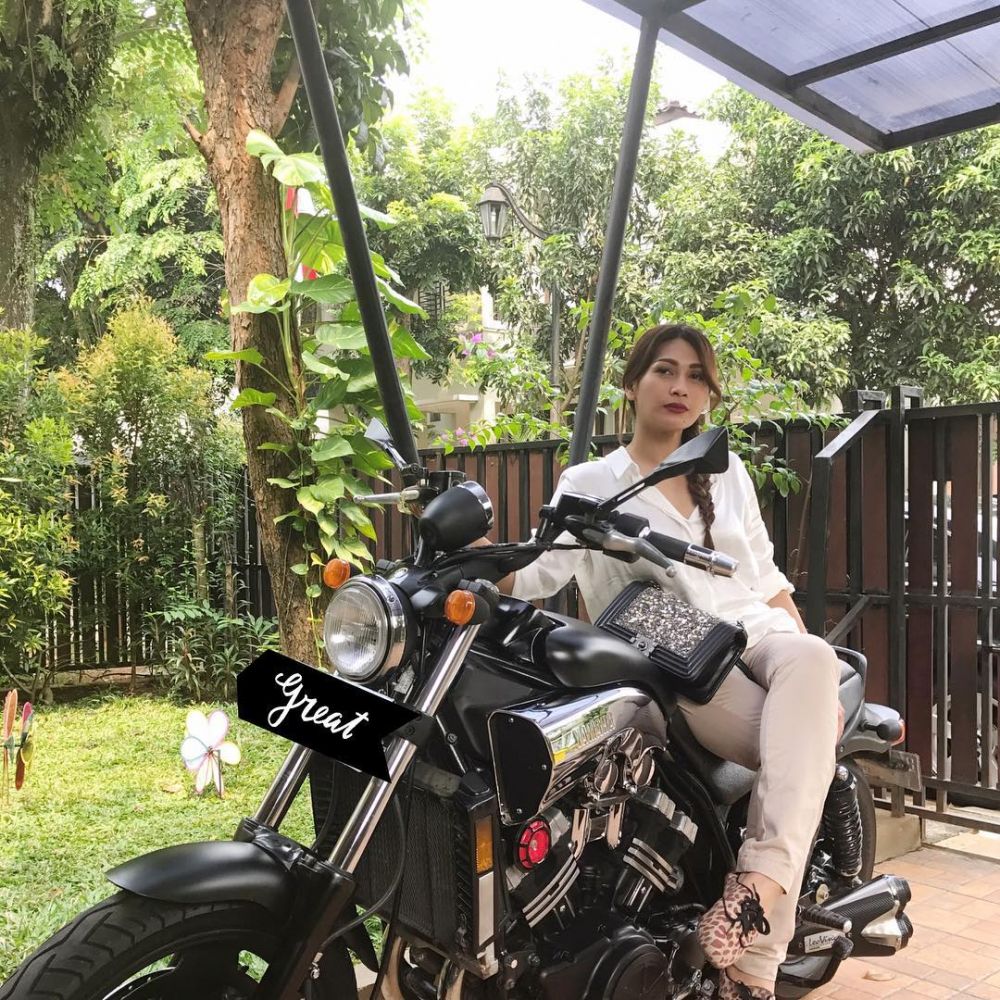 9 Potret rumah Tata Janeeta, elegan bernuansa putih hitam