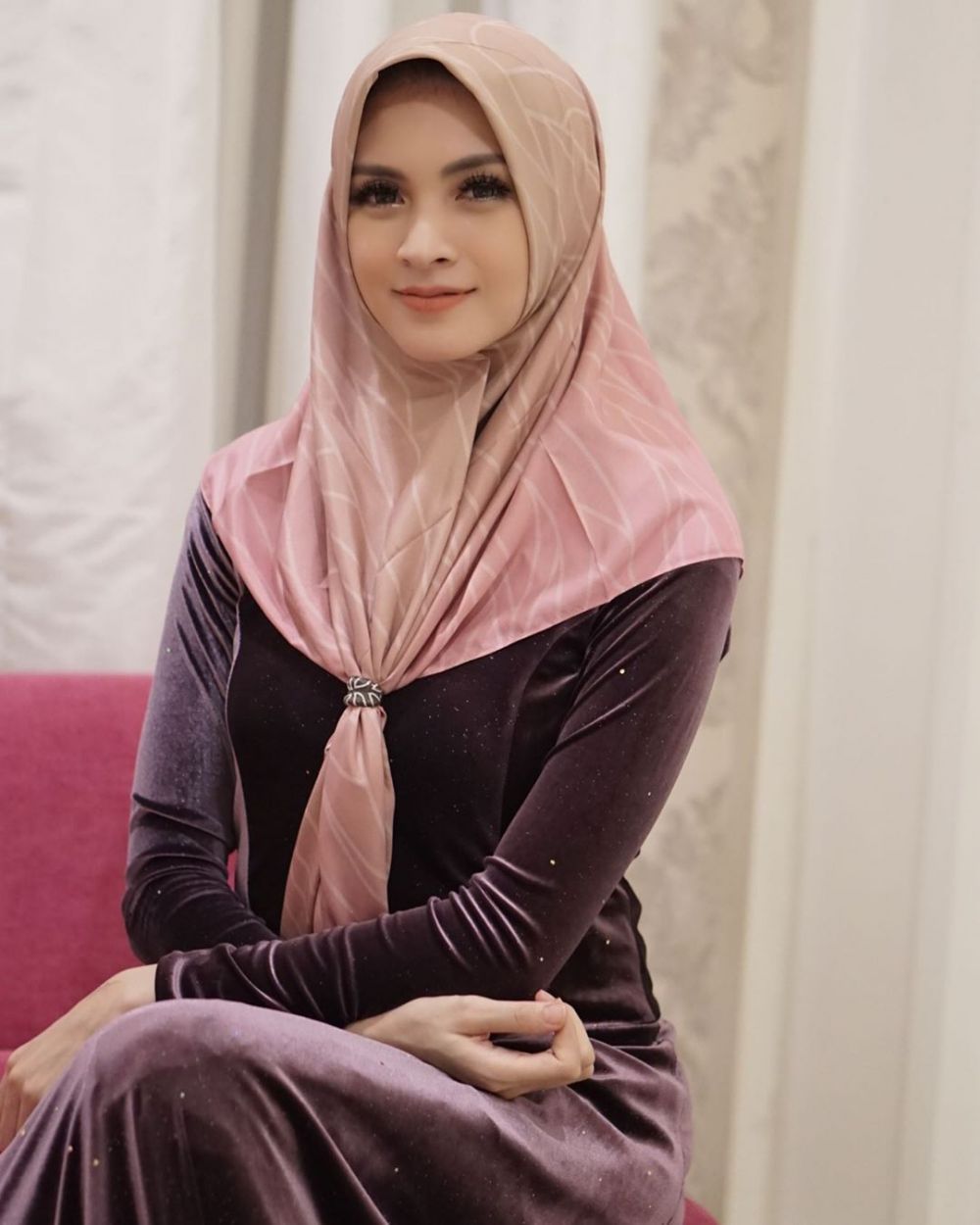 6 Pesona Donita dengan balutan hijab, didoakan istikamah