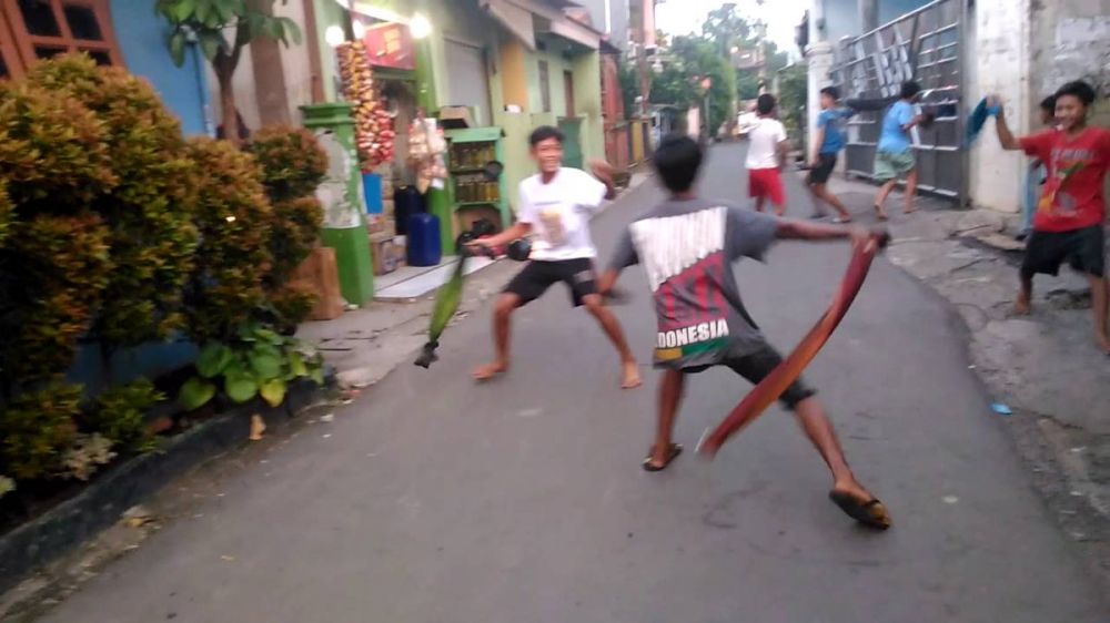 8 Kelakuan lucu orang saat tarawih ini bikin senyum kecut
