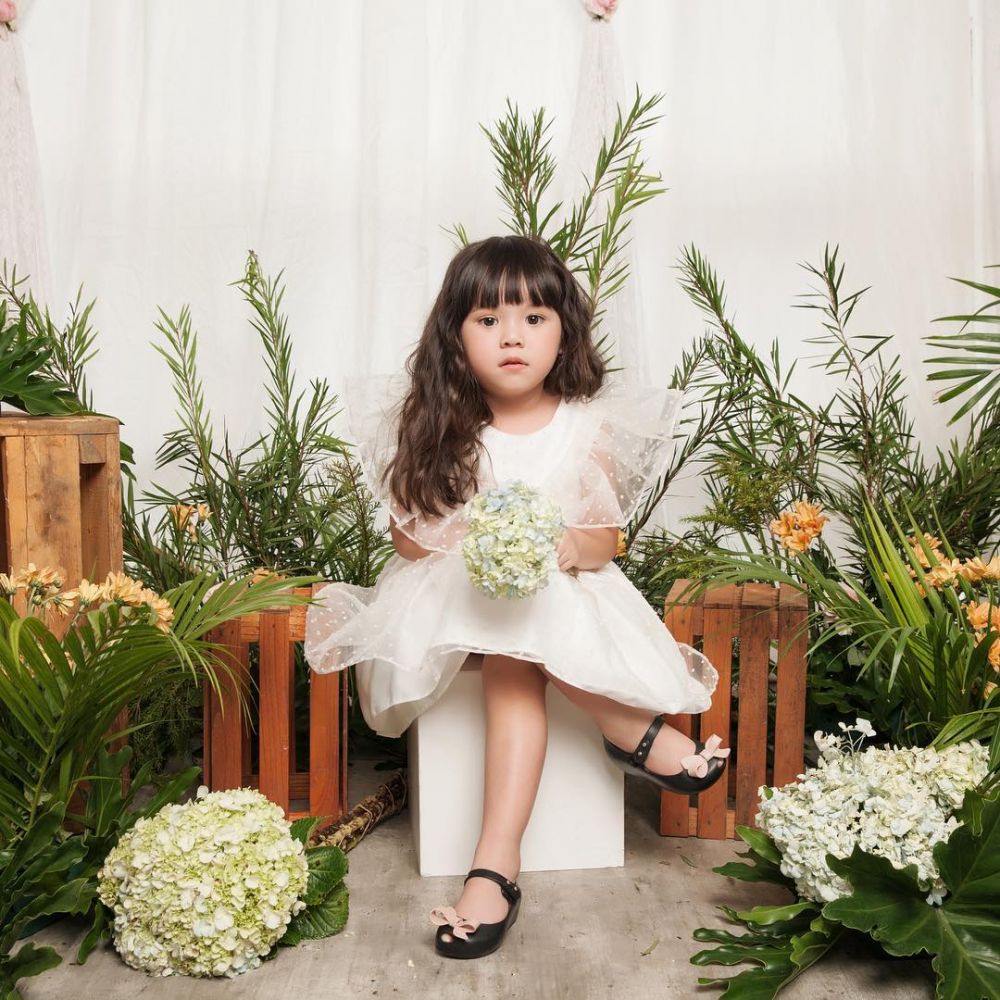 10 Gaya pemotretan Gempi bertabur bunga, ekspresinya bak model