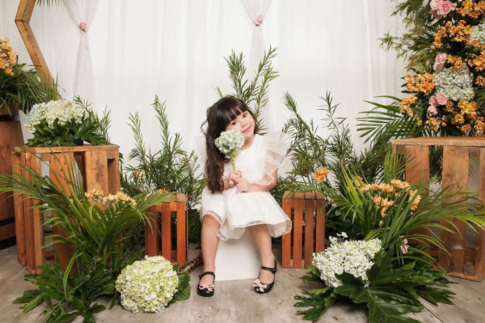 10 Gaya pemotretan Gempi bertabur bunga, ekspresinya bak model