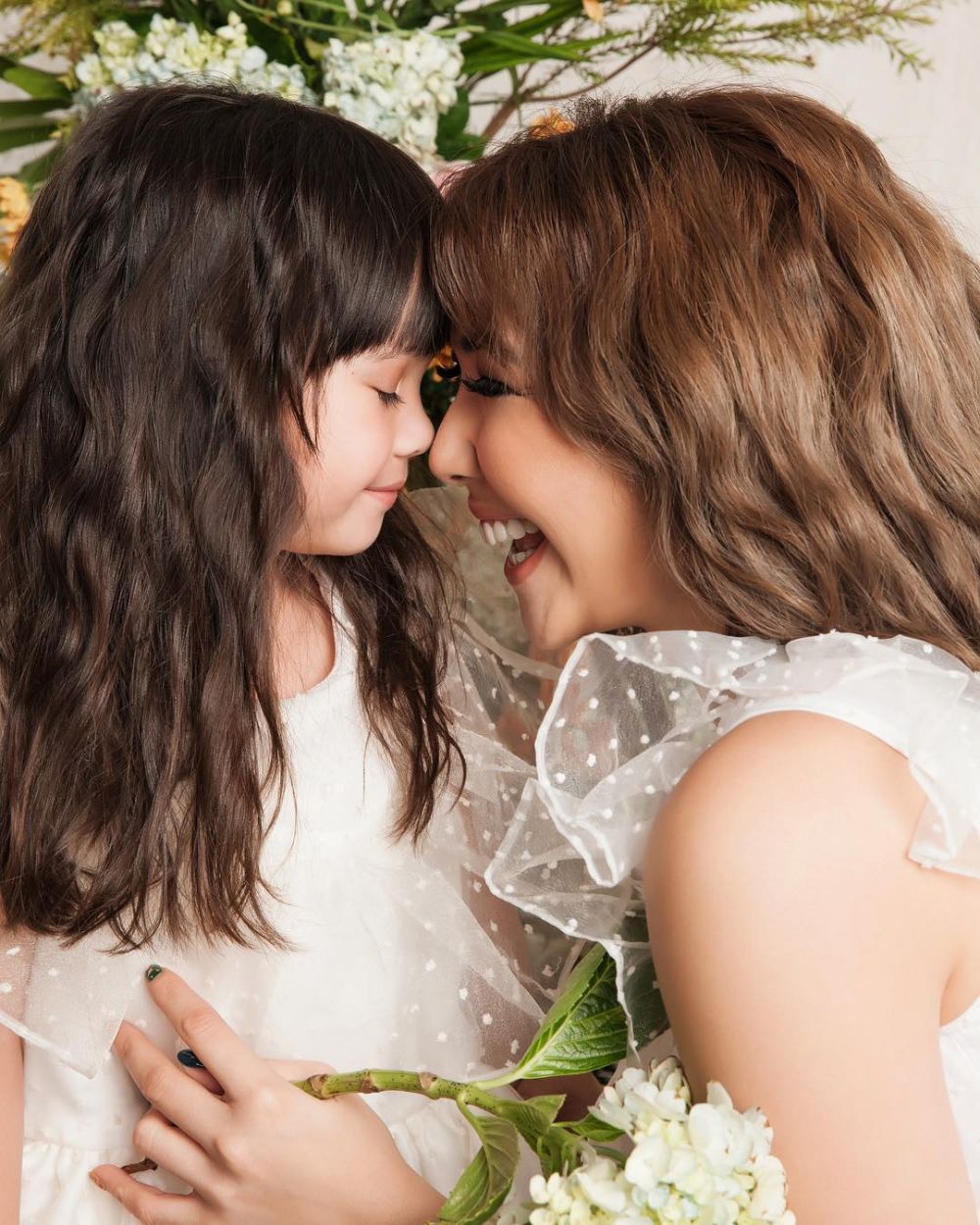 10 Gaya pemotretan Gempi bertabur bunga, ekspresinya bak model