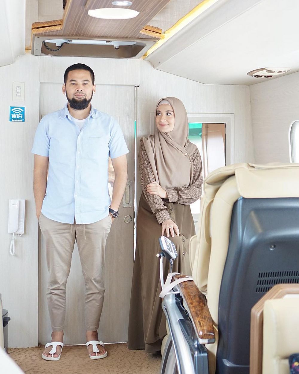 10 Inspirasi baju muslim Teuku Wisnu-Shireen Sungkar, kompak