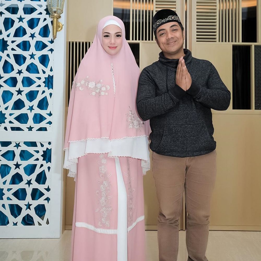 8 Potret Celine Evangelista tampil berhijab ikut acara buka bersama