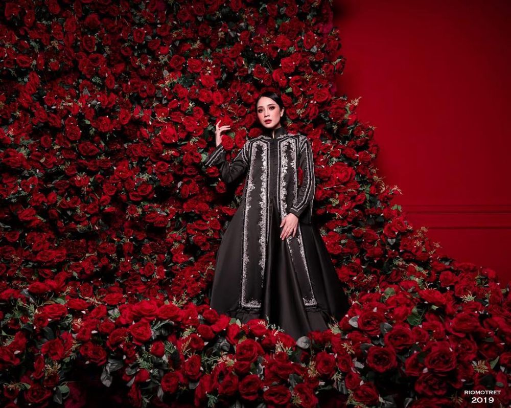 Gaya pemotretan 5 seleb bertema Ramadan, penampilannya bikin adem