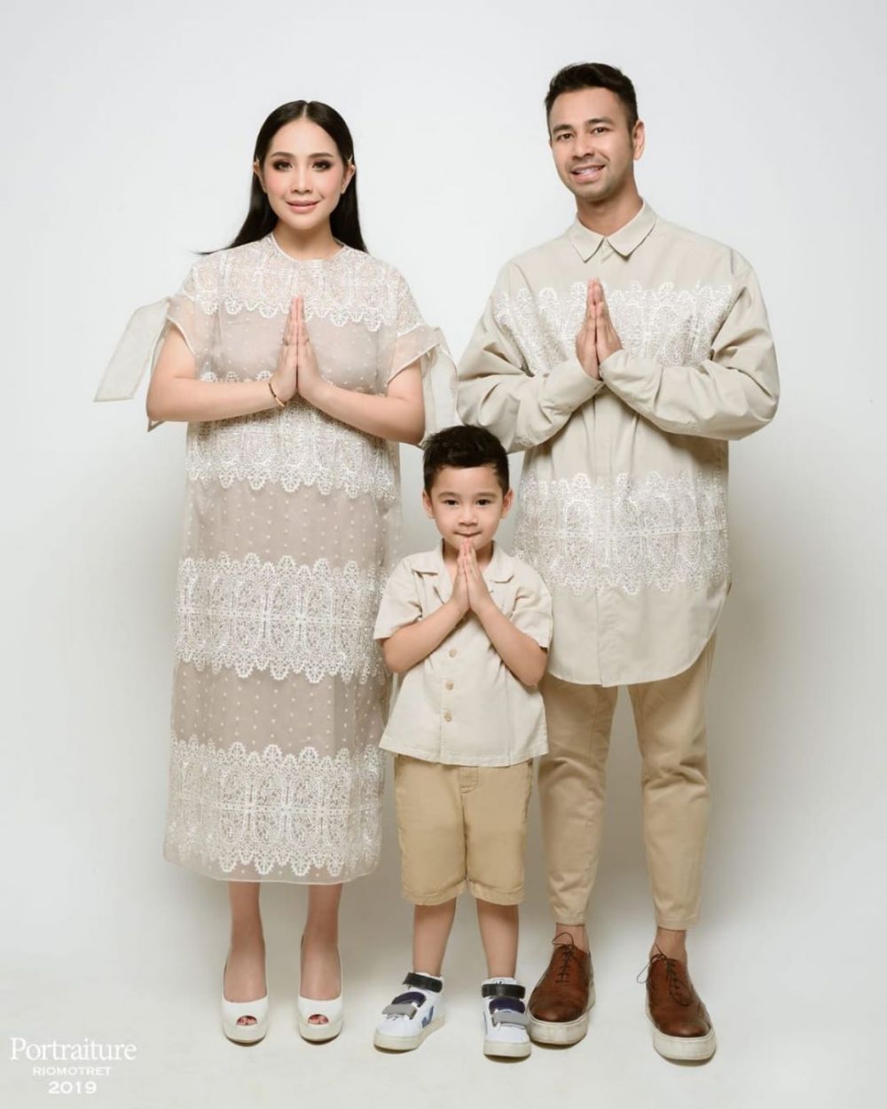 Gaya pemotretan 5 seleb bertema Ramadan, penampilannya bikin adem