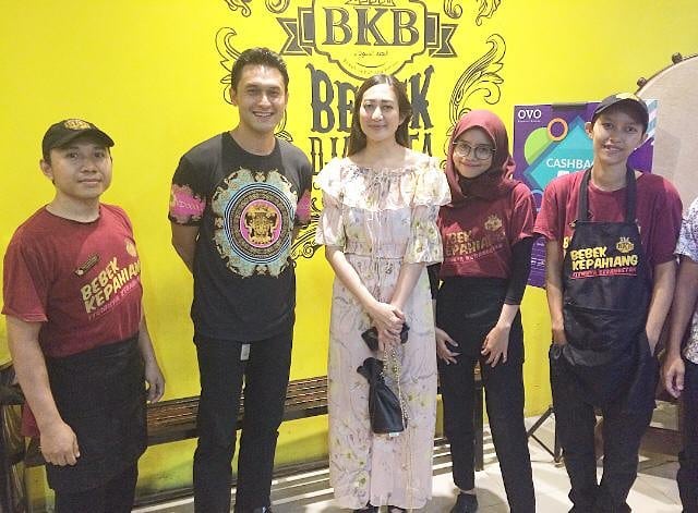 7 Foto Indra Bruggman dan Helmalia Putri, didoakan balikan