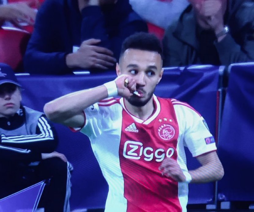 Momen 2 pemain muslim Ajax buka puasa saat bertanding lawan Tottenham