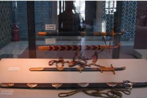 Penampakan 10 benda peninggalan Nabi Muhammad, ada pedang perang