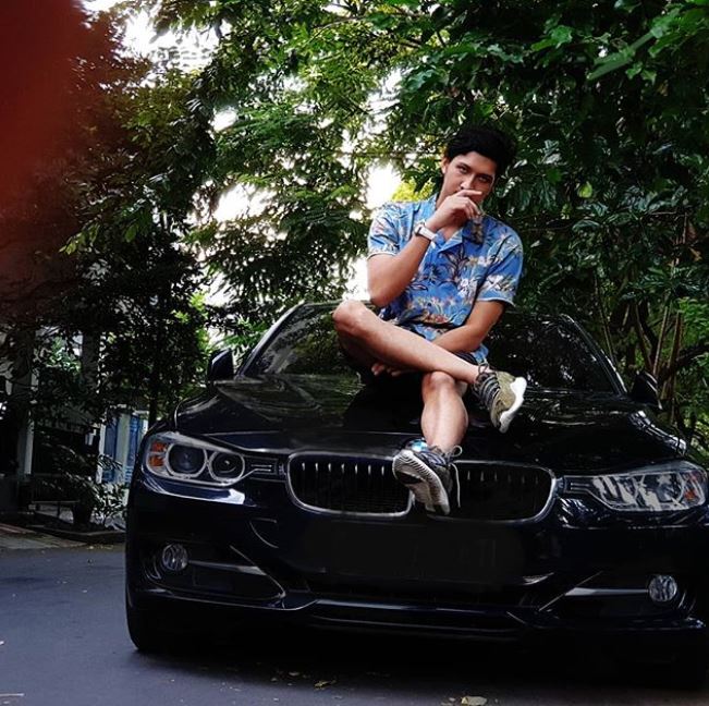 8 Potret Aditya Zoni pakai kendaraan mewah, keren abis